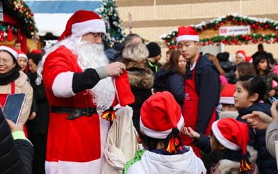 Der Weihnachtsmann macht Kinder glücklich